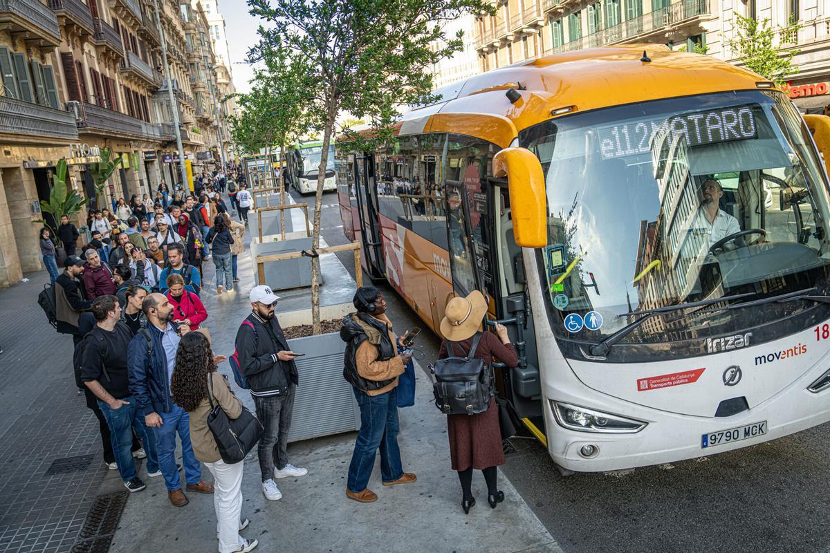 Largas colas para acceder a autobuses Exprés.cat con destino Mataró el día del apagón, este abril, en ronda Universitat