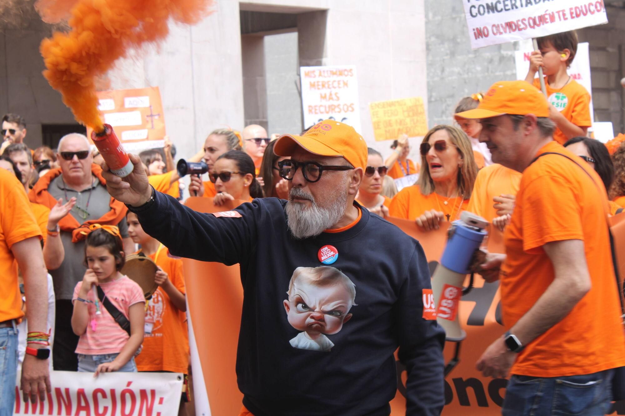Así fue la multitudinaria marcha naranja de la concertada en Asturias