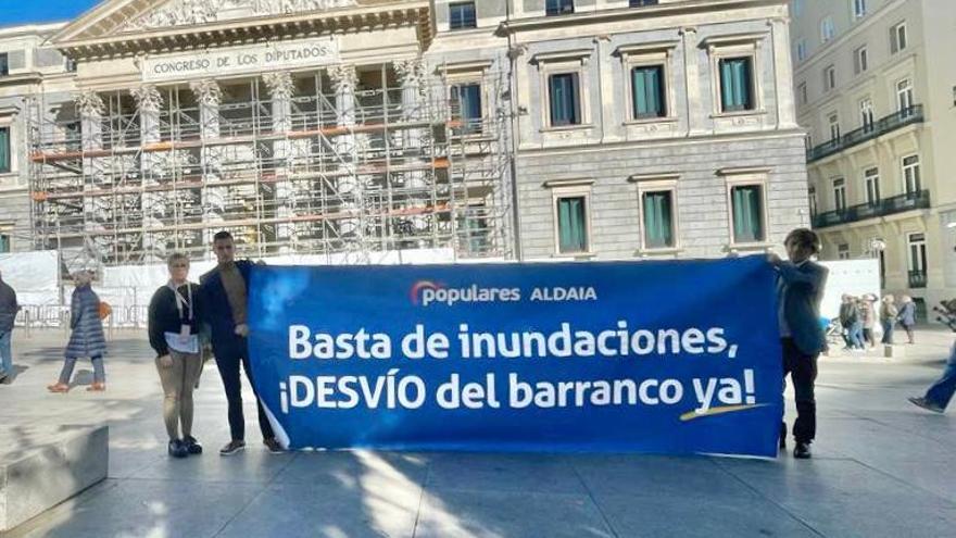 El PP de Aldaia desplegó una pancarta pidiendo el desvío del Barranc de la Saleta delante del Congreso.