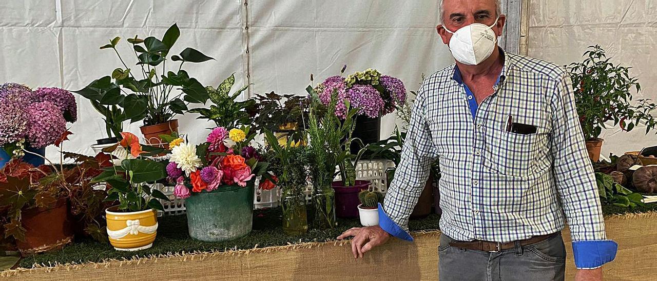 El horticultor Juan Fernández con algunos de los productos que llevó al certamen. | Vivas