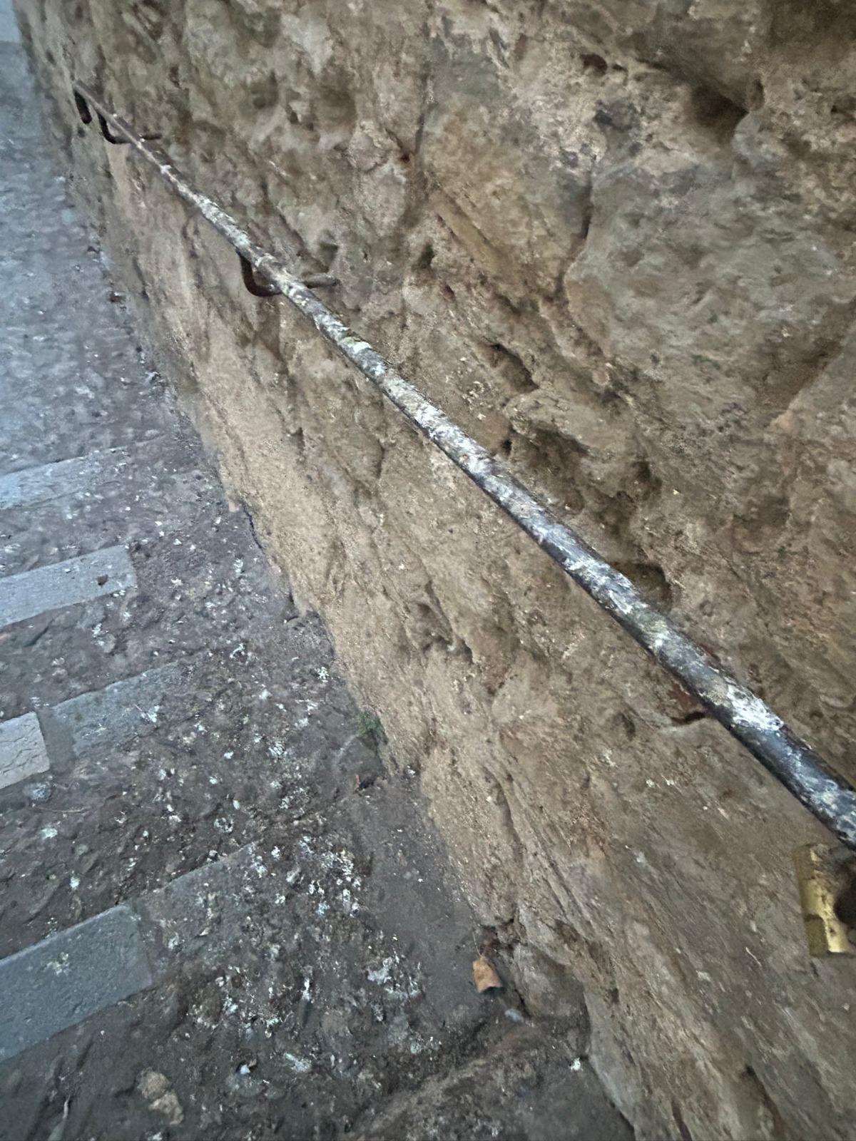 Les imatges de les baranes plenes d’excrements d'ocells al Barri Vell de Girona
