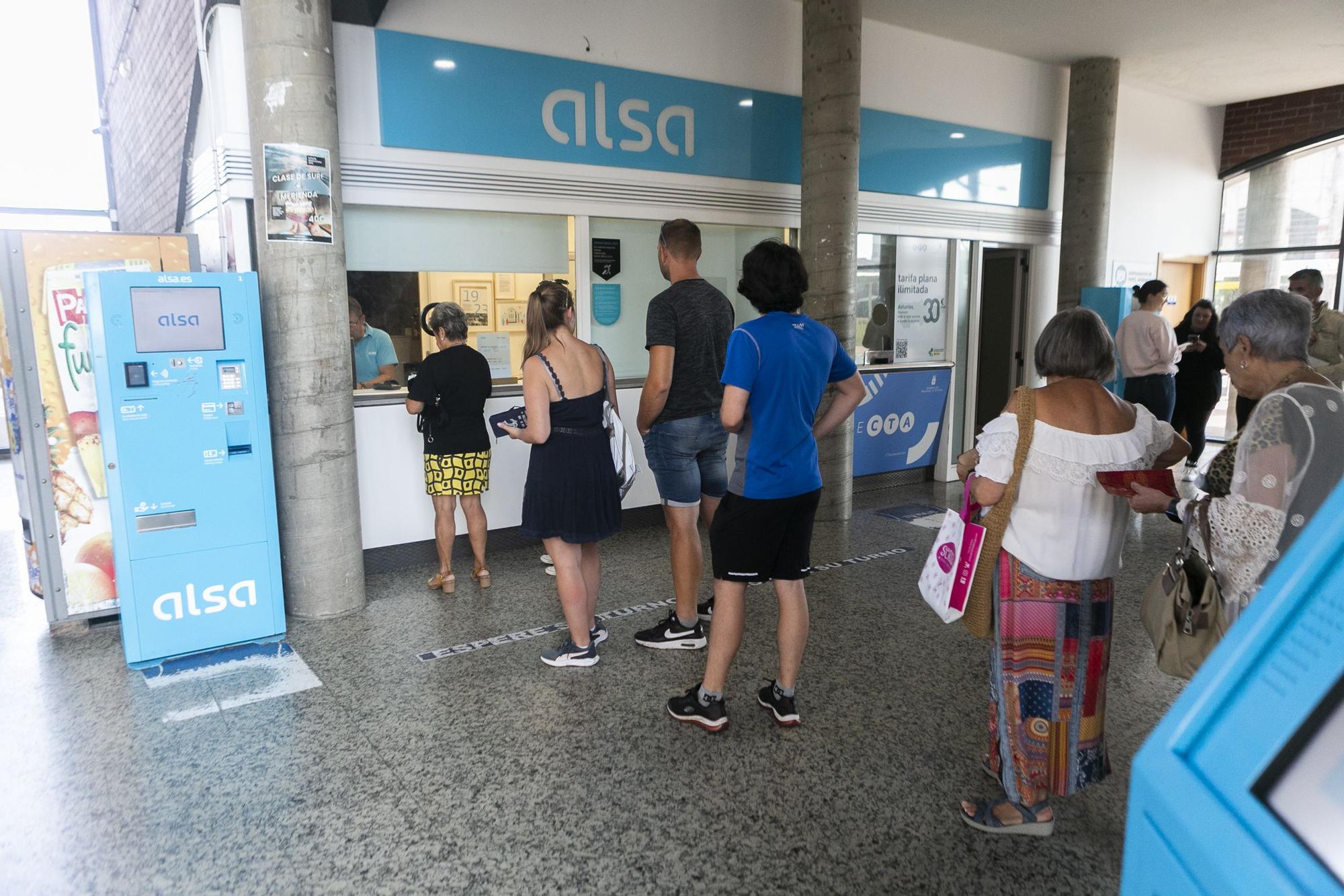 En imágenes: Primer día de las nuevas tarifas en los abonos de transporte en Avilés
