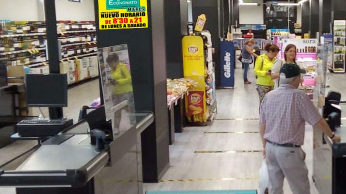 Interior de un supermercado El Economato, en Mieres. |