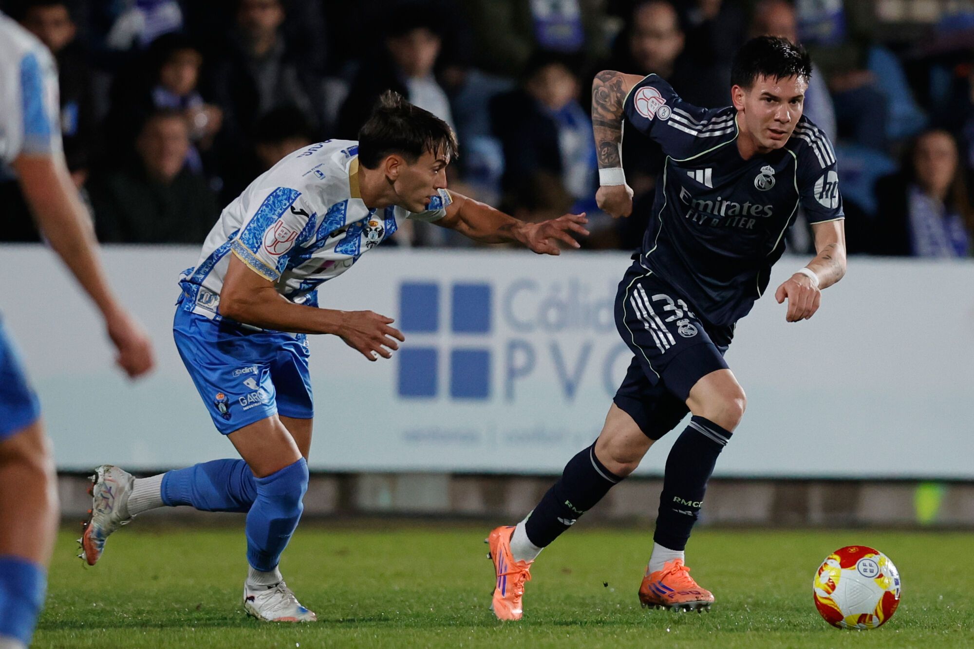 Real Madrid's Franco Mastantuono, right, vies for the ball with Aleix Roig during the Copa del Rey soccer match between Talavera and Real Madrid, in Talavera de la Reina, Spain, Wednesday, Dec. 17, 2025. (AP Photo/M. Berengui). EDITORIAL USE ONLY/ONLY ITALY AND SPAIN
