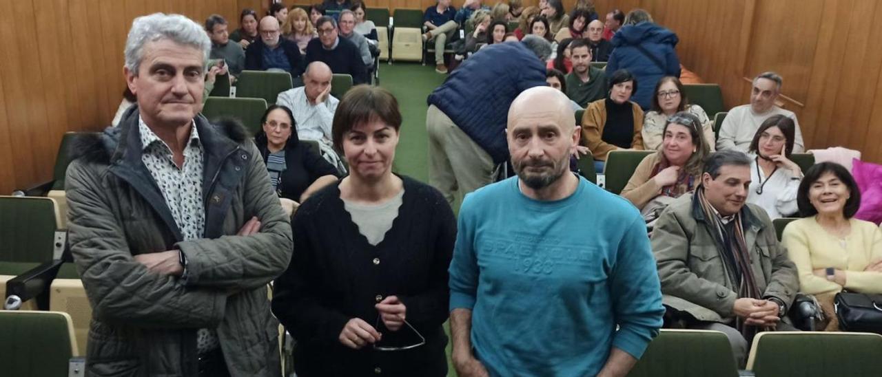 En primer término, por la izquierda, Óscar Salinas, Tatiana Fernández y Alfredo Fernández, ayer, en un momento de la asamblea de la Plataforma de Médicos Titulares de Asturias, en el Colegio Oficial de Médicos. | M. G. Salas