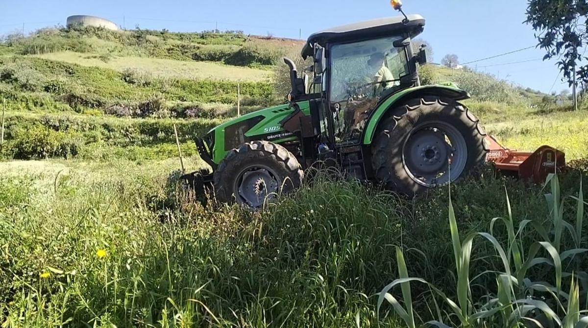 Alberto Arencibia en su tractor.