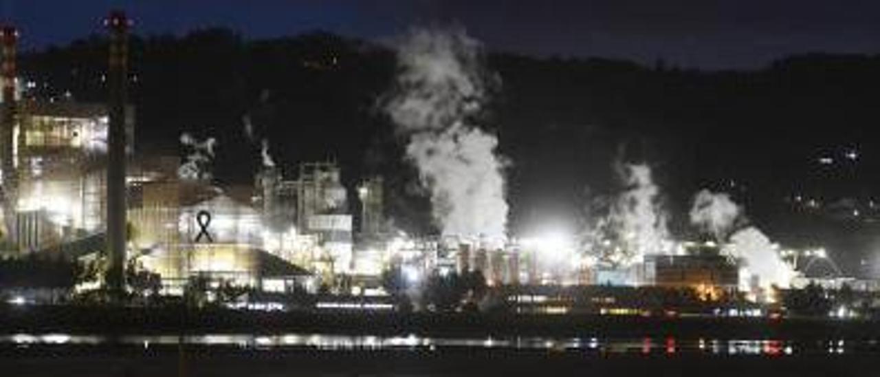 Imagen nocturna de la fábrica de Ence en Lourizán. | // GUSTAVO SANTOS