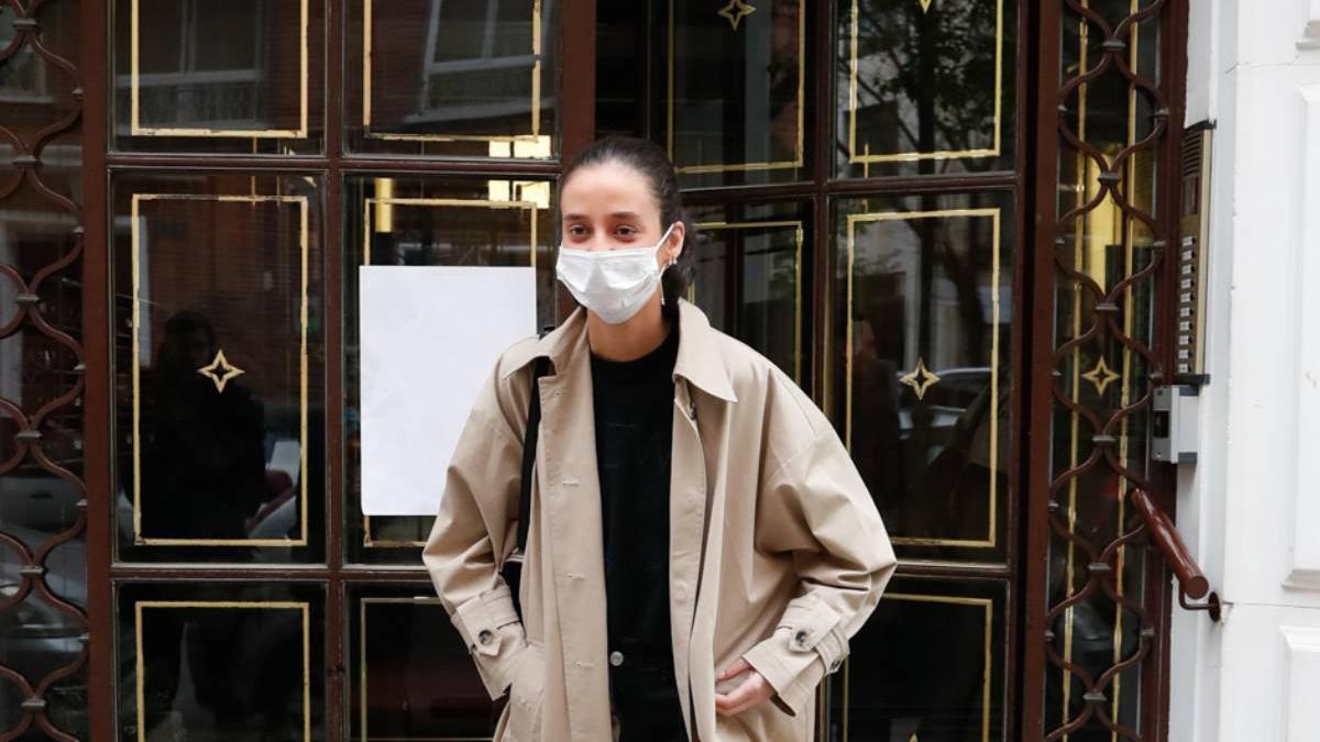 Victoria Federica con gabardina por las calles de Madrid