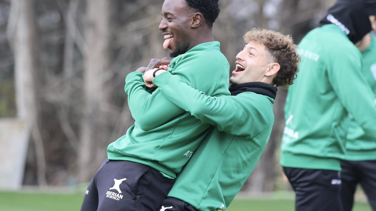 Diarra y Simo bromean durante la matinal en la Ciudad Deportiva.