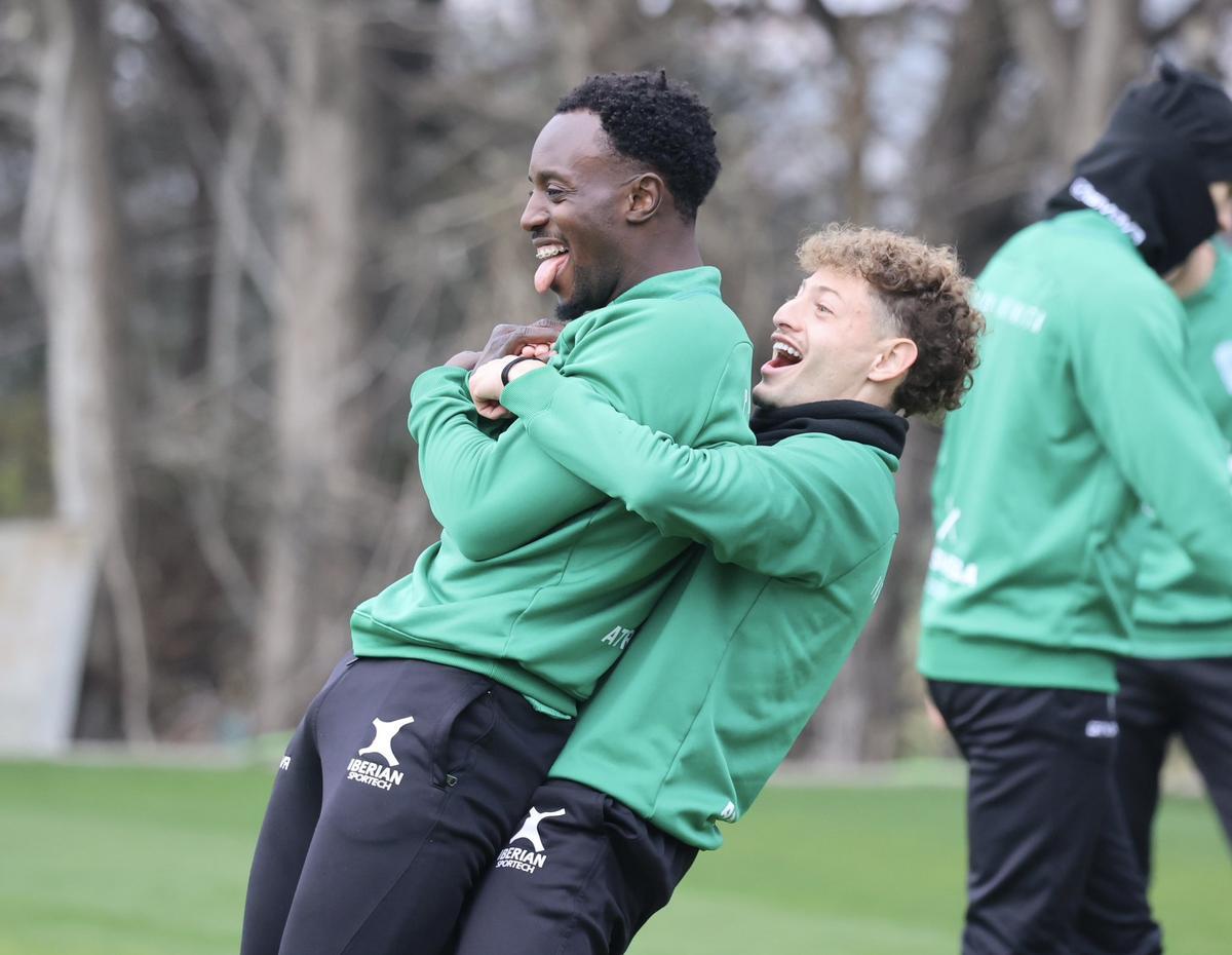 Diarra y Simo bromean durante la matinal en la Ciudad Deportiva.