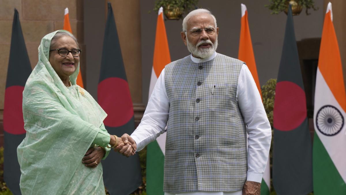 El primer ministro indio Narendra Modi, a la derecha, estrecha la mano de su homóloga bangladesí Sheikh Hasina antes de su reunión a nivel de delegación, en Nueva Delhi, India, el sábado 22 de junio de 2024.