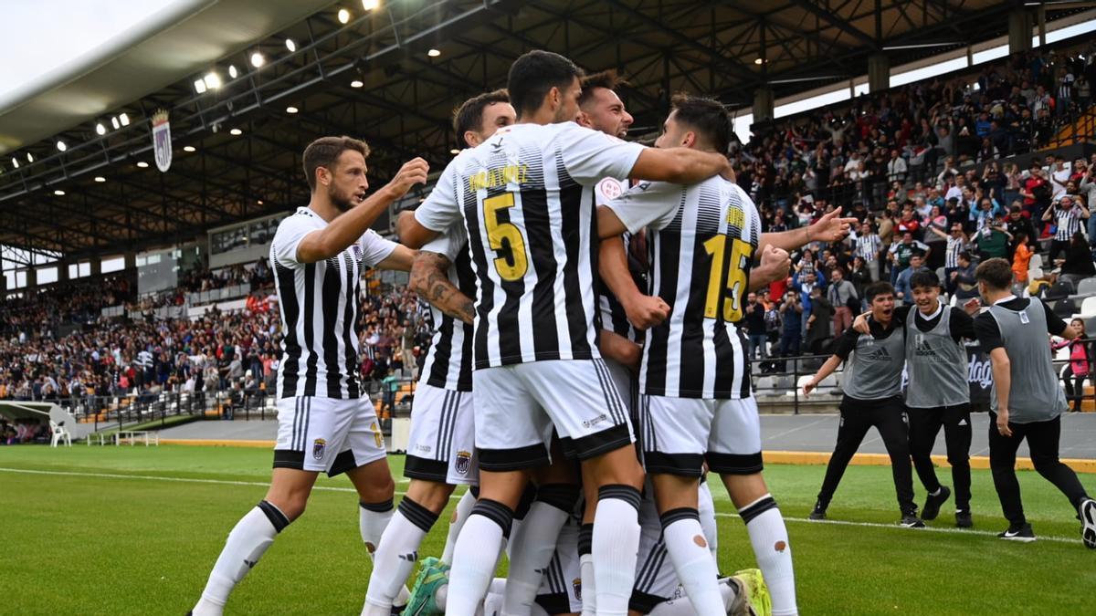 Piña: Los jugadores del Badajoz celebran un tanto en el encuentro ante el Cacereño este domingo.