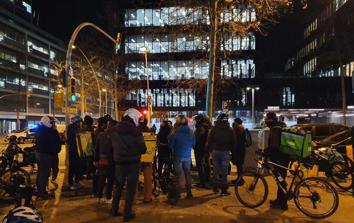 Protesta de ‘riders’ en hora punta a BCN per exigir a Glovo millors ingressos