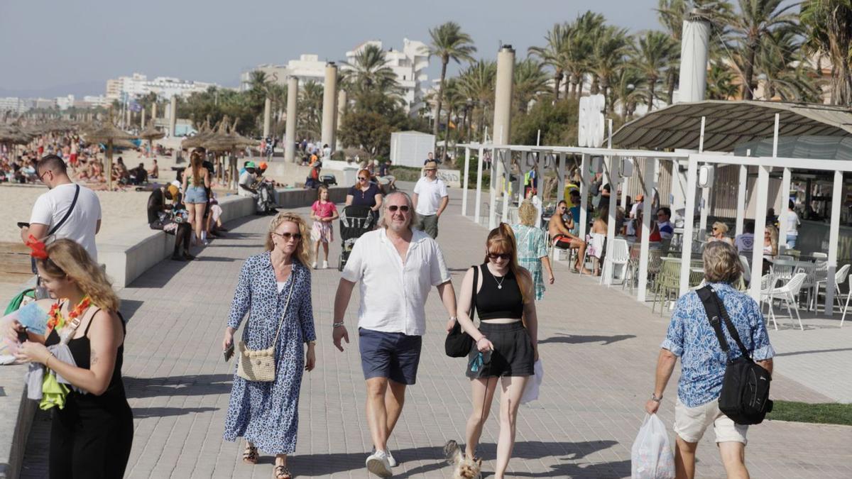 Platja de Palma sigue atrayendo en temporada baja a gran número de turistas.  | MANU MIELNIEZUK