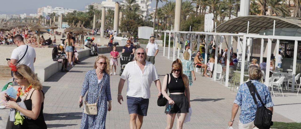 Platja de Palma sigue atrayendo esta temporada baja a gran número de turistas.  | MANU MIELNIEZUK