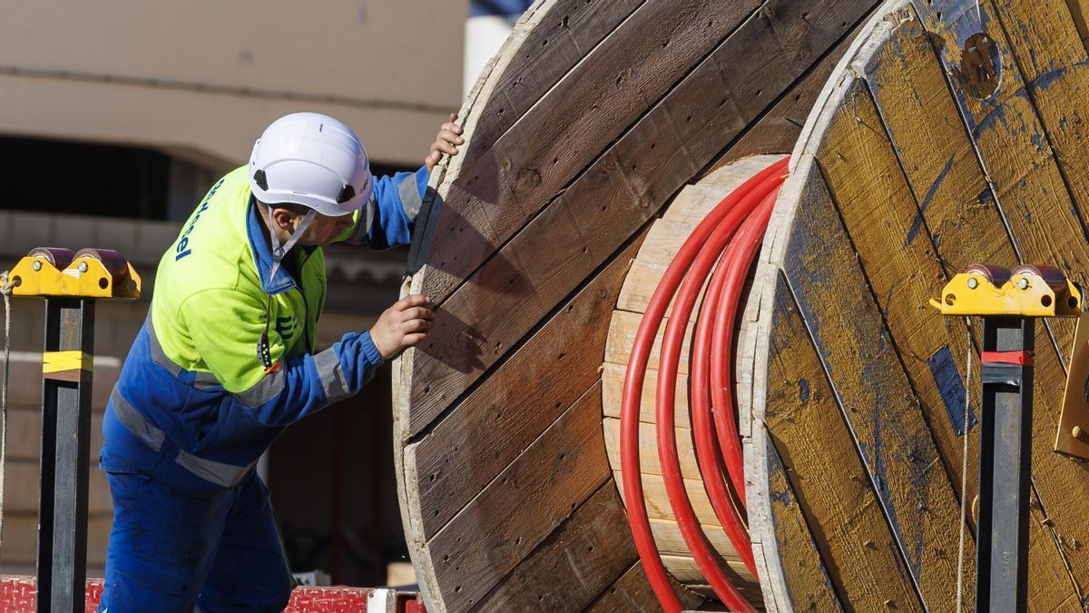 La tasa de paro en Andalucía alcanza el 14,56% pese a la creación de 63.300 puestos de trabajo, según los últimos datos de la EPA.