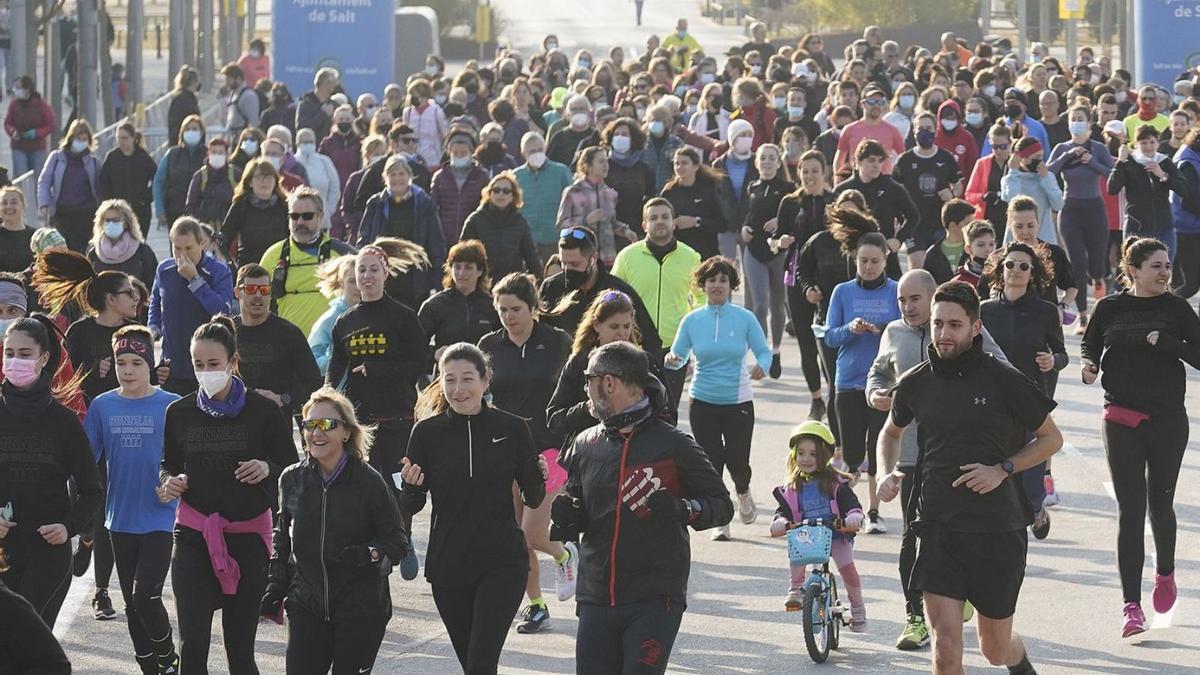 Sortida de la cursa ‘Run4Cancer’ a Salt.  | MARC MARTÍ