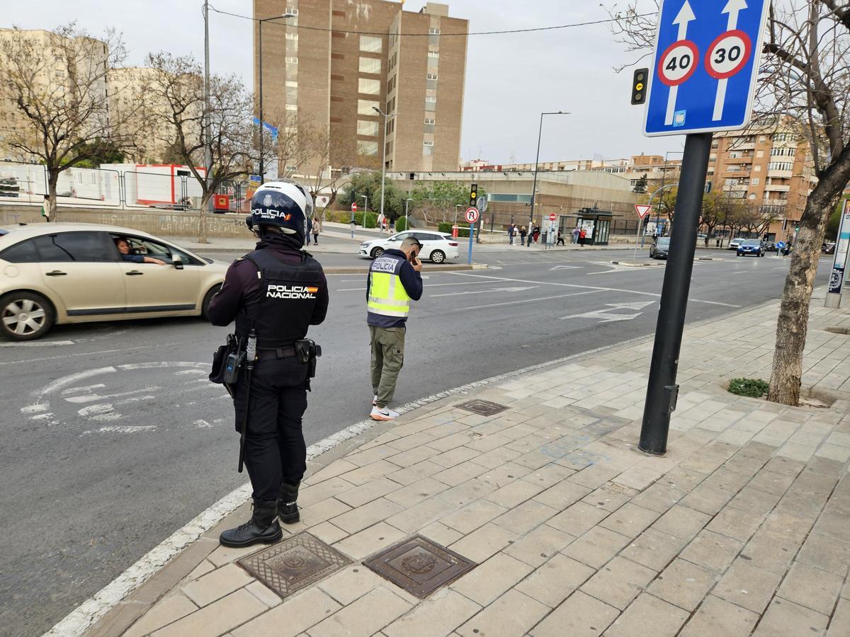 Dos policías junto al lugar donde cayó muerto el joven apuñalado.