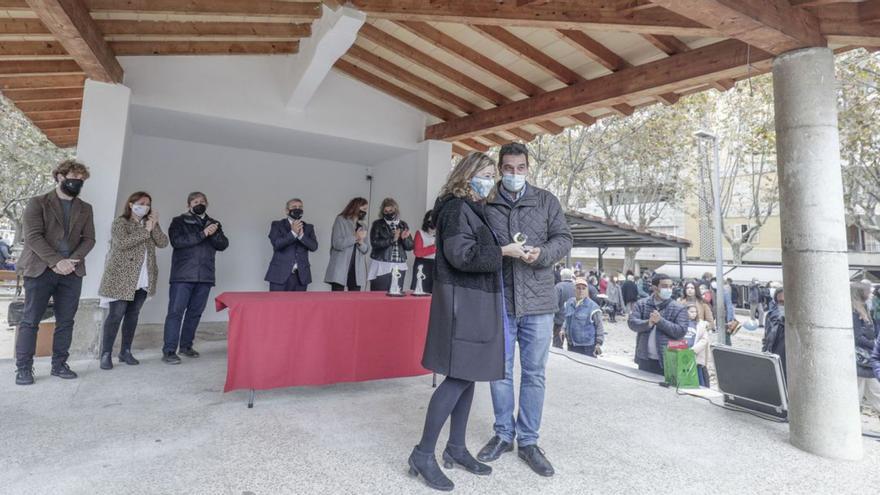 Representantes de la explotación de Tagamenent lucen sus premios. | MANU MIELNIEZUK