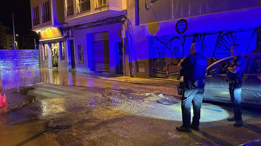 Una avería en una tubería inunda parte de la calle Madrid y deja sin agua a 50 hogares y negocios de Ibiza
