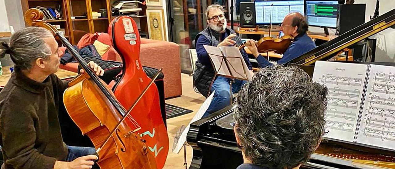 Valent, al fondo, dirige un ensayo en su casa, con Smerald Spahiu, Emmanuele Bleuse y Andreu Riera.