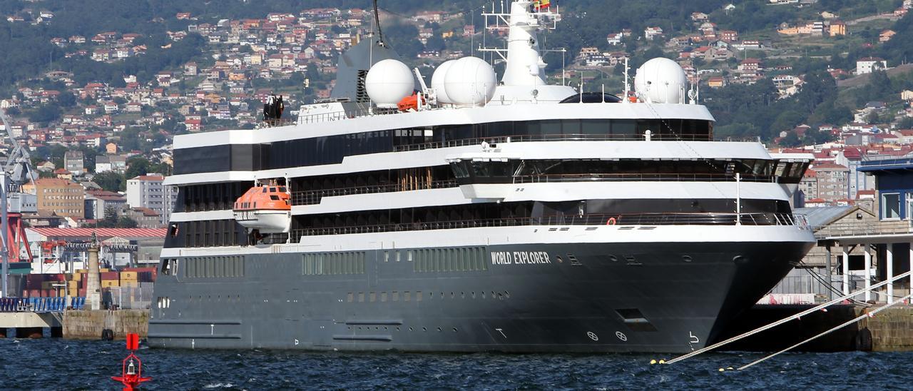 El World Explorer espera  en el puerto de Vigo que empiece la temporada de invierno para cruzar el Atlántico.