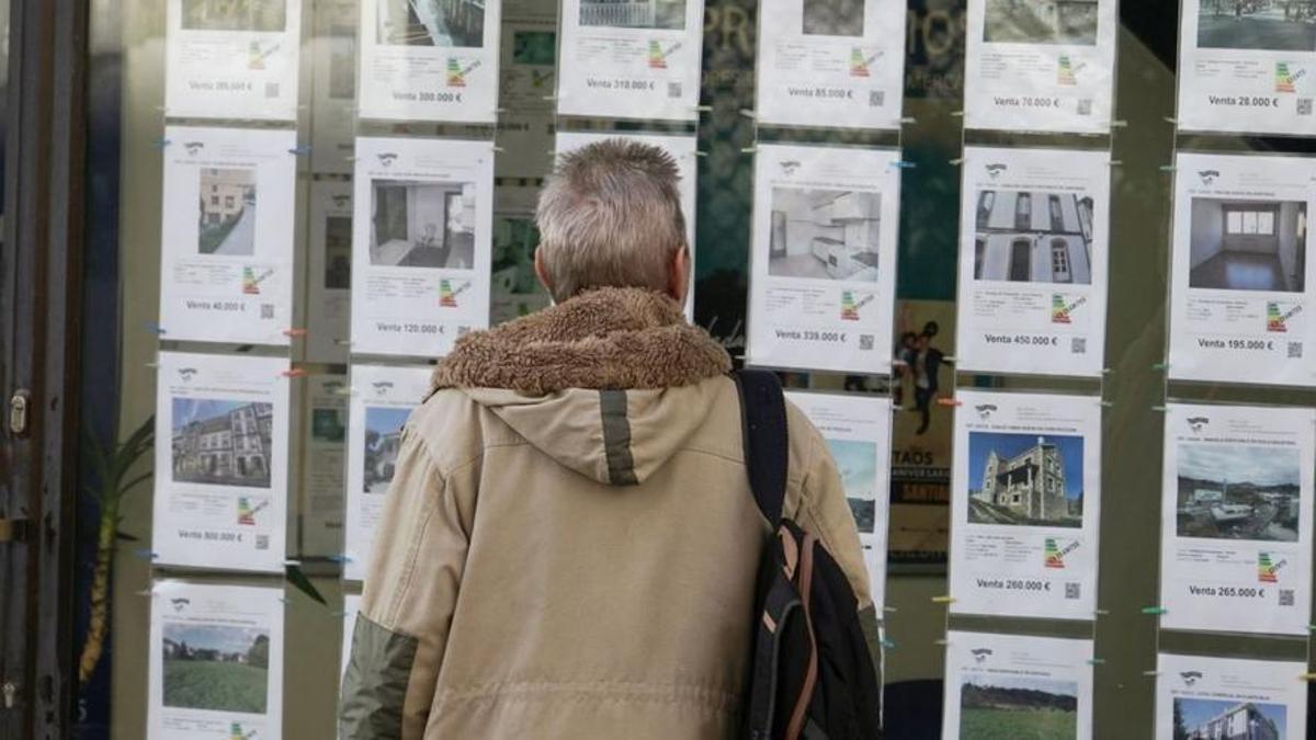 Una persona frente al escaparate de una inmobiliaria en Santiago