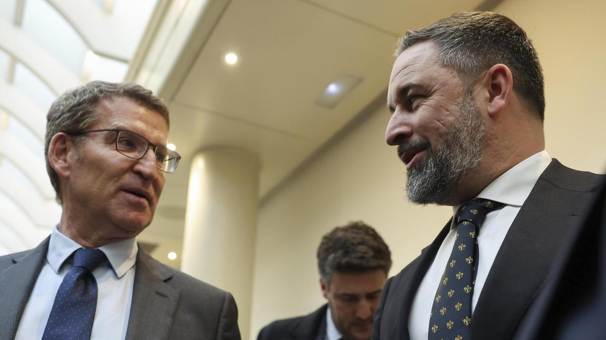 Feijóo se mete en la boca del lobo... de Vox