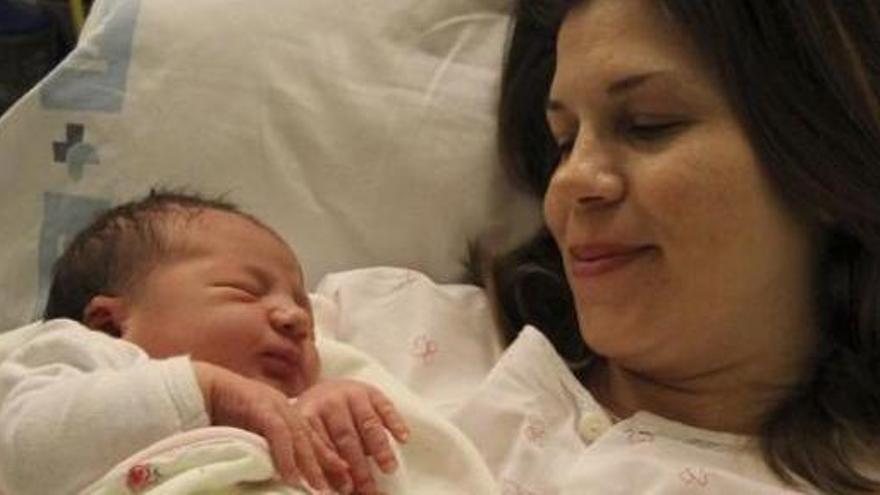 Diana López tiene entre sus brazos a  la pequeña Olivia, nacida ayer.
