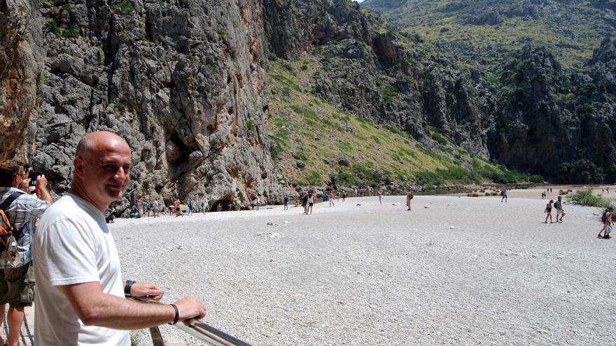 Antoni Solivellas, apoyado en la barandilla del pasillo de entrada a la ´olla del Torrent de Pareis´.