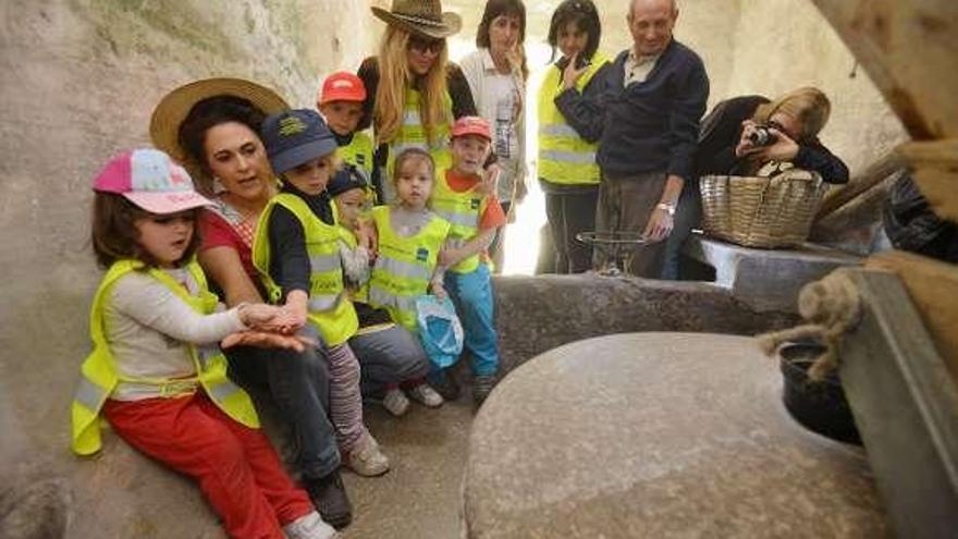 María Campos, de Migallas, y el molinero J. Poceiro con los niños./GS