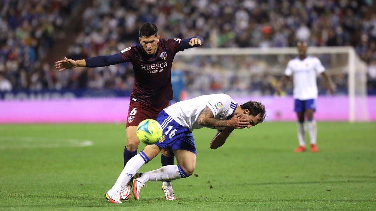 Cristian Salvador y Eguaras en el derbi jugado en La Romareda la temporada pasada.