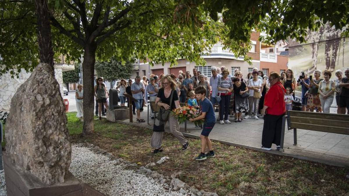 Ofrena floral al monòlit dedicat a Pere Casaldàliga