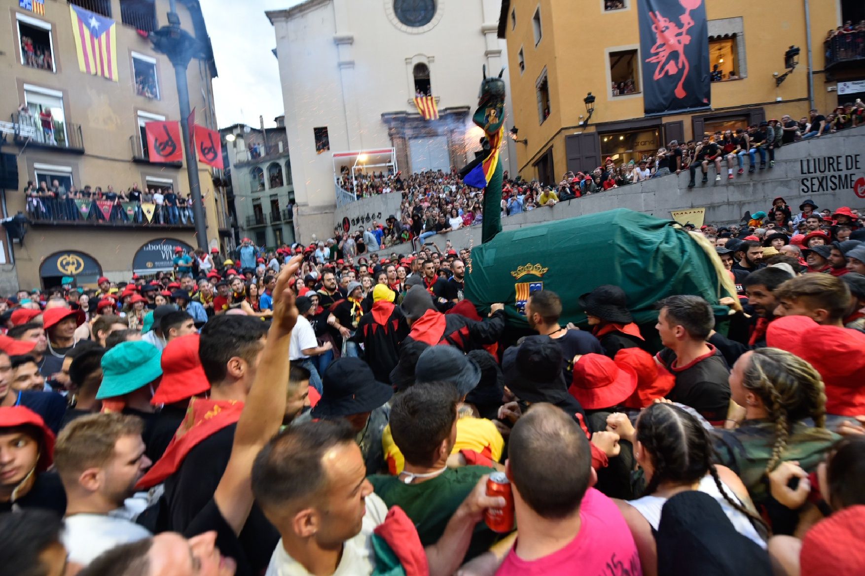 Berga inicia el passacarrers del vespre de Patum enmig d'una gran cridòria