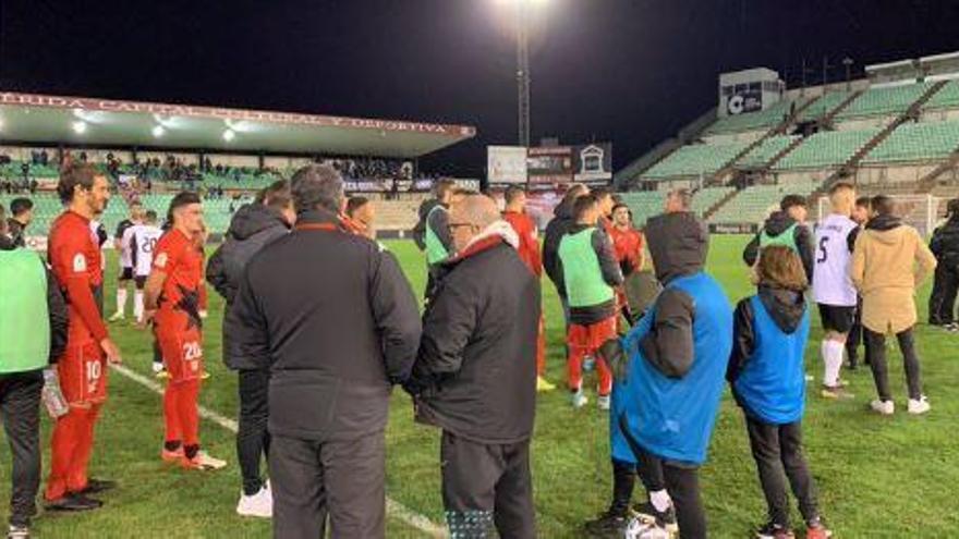 Instante en el que se suspende el partido en el estadio Romano entre el Mérida y La Nucía