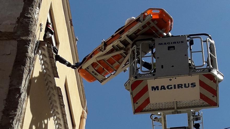 Evacuado por los bomberos tras sufrir una caída en un tercer piso en Cartagena