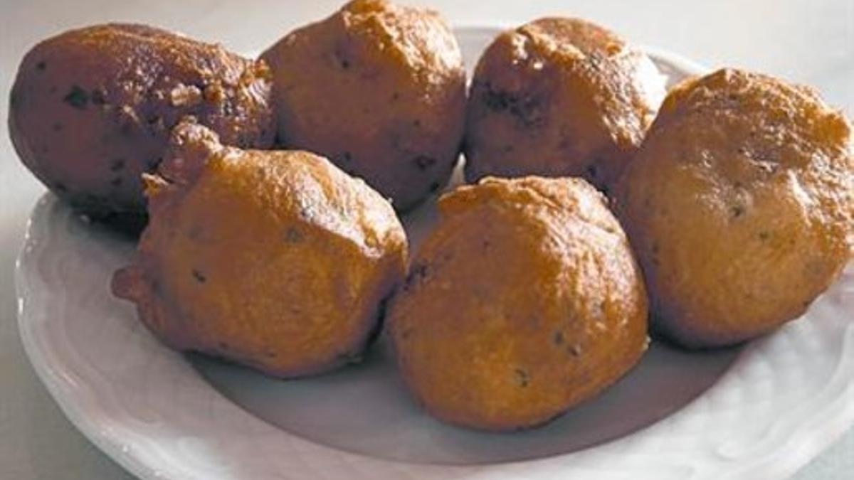 Buñuelos de bacalao amasados con harina y fritos en aceite caliente.