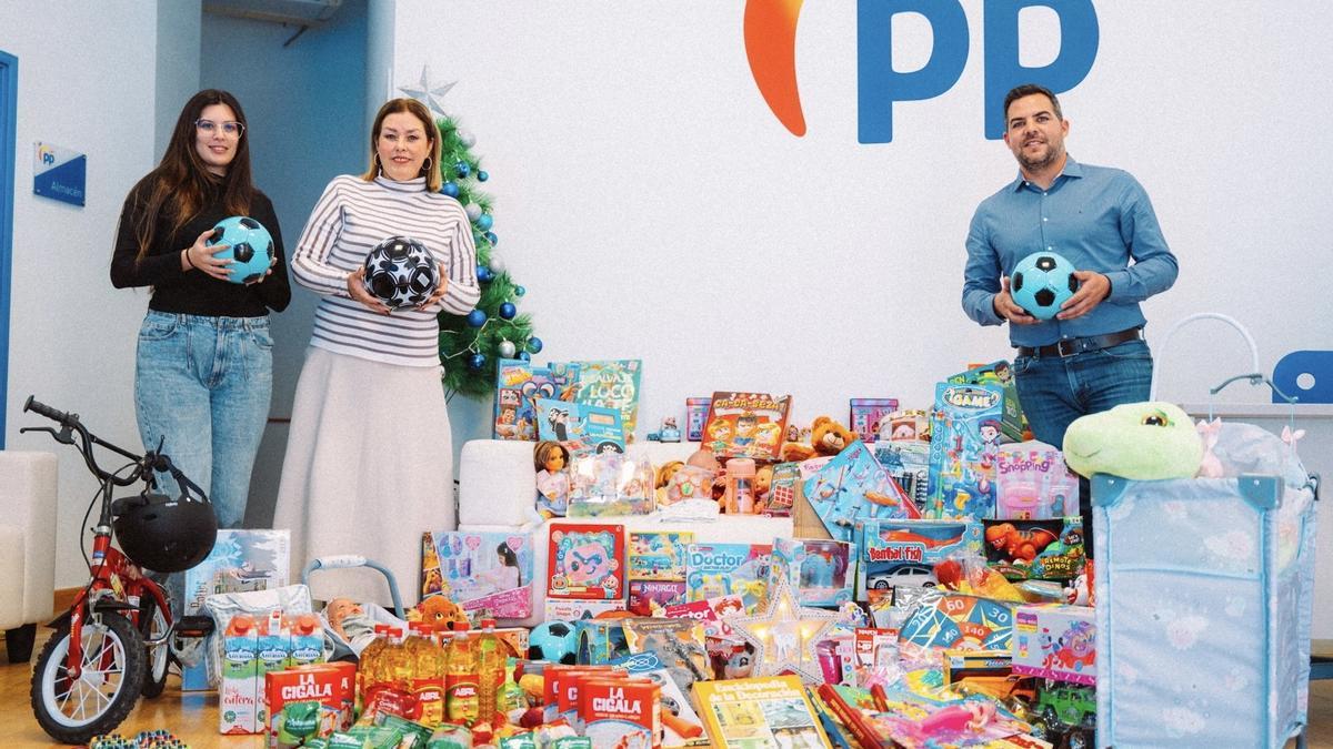 Davidina Déniz, Astrid Pérez y Jaboco Medina con los juguetes de la campaña de Nuevas Generaciones de Lanzarote.