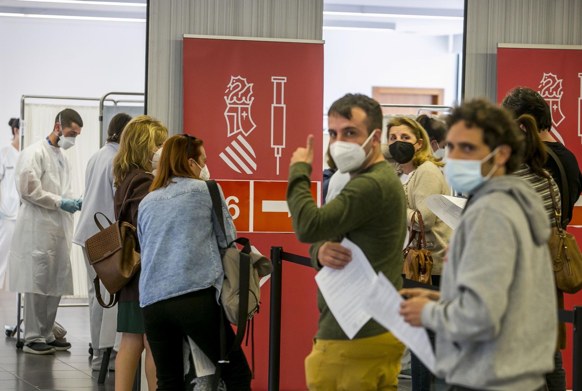 Vacunacion de docentes en Sant Joan y en el hospital de campaña de Alicante