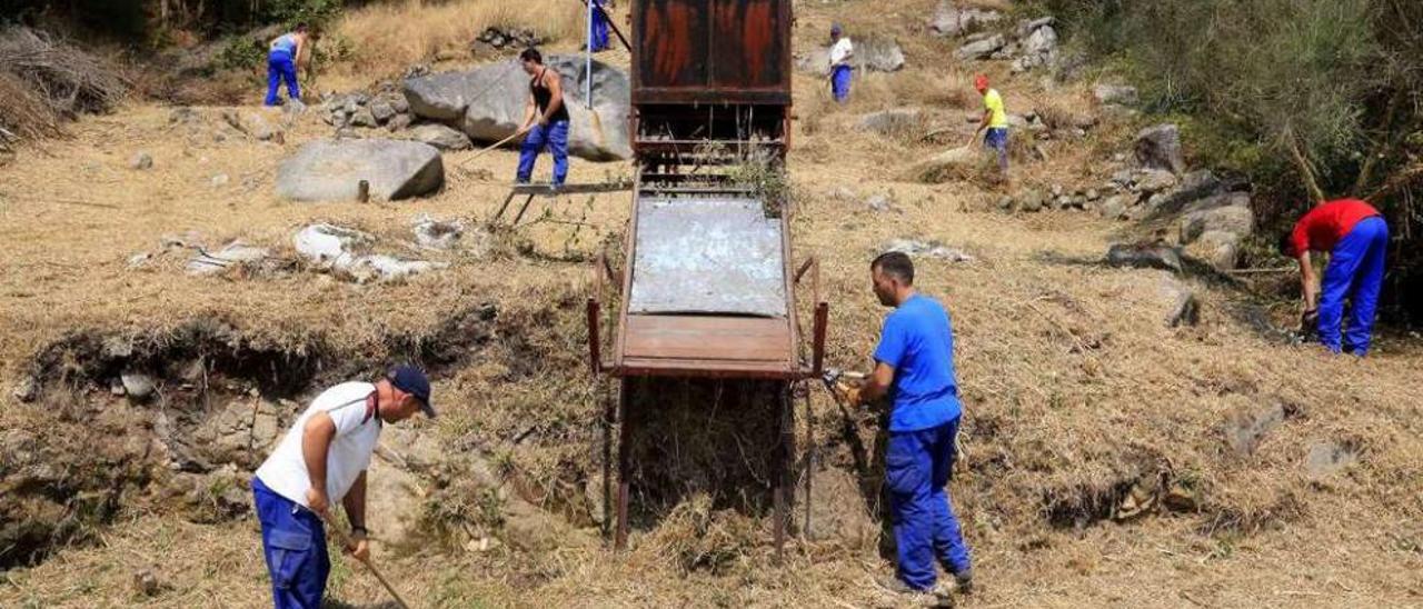 Operarios de la Diputación, en 2013, realizando tareas de desbroce en el monte O Facho. // S.Alvarez