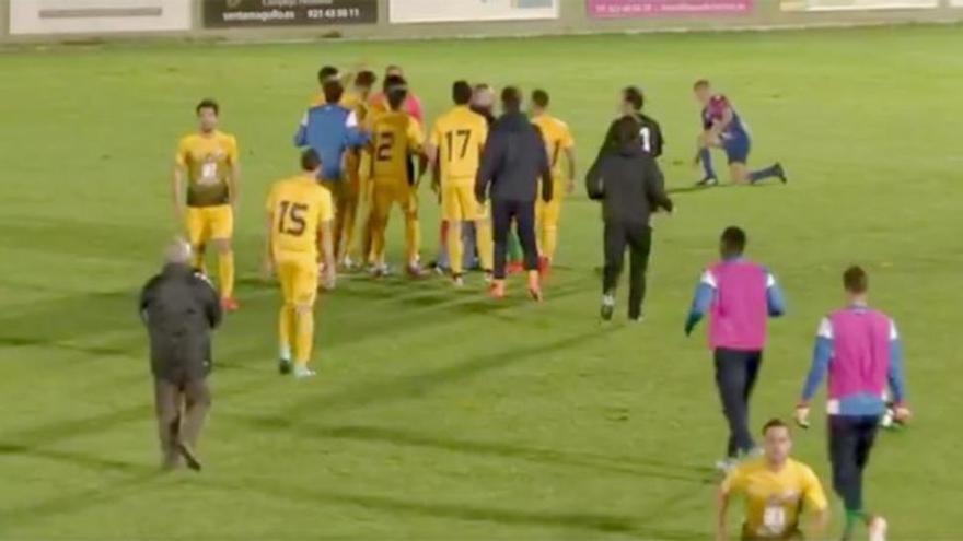 Escándalo en Segunda B: un árbitro pita el final cuando el balón entraba a la portería