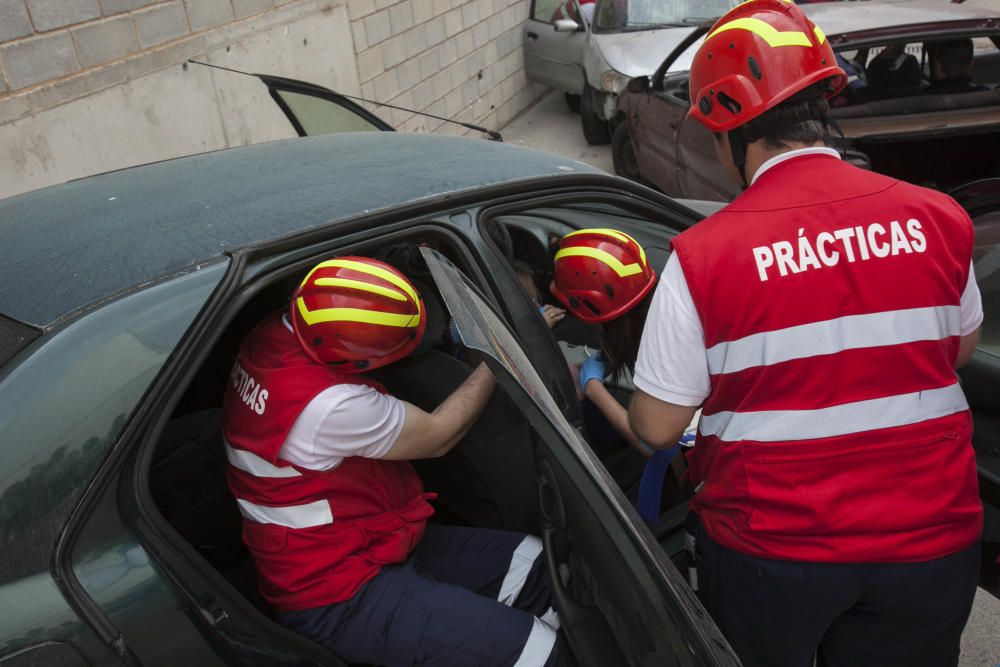 Cincuenta alumnos de Cruz Roja participan en un simulacro de accidente de tráfico