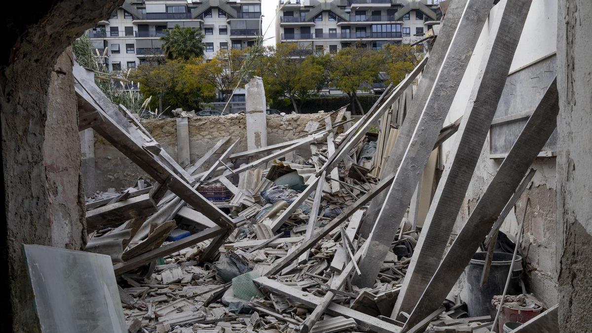 Se derrumba el tejado de un edificio abandonado en Alicante