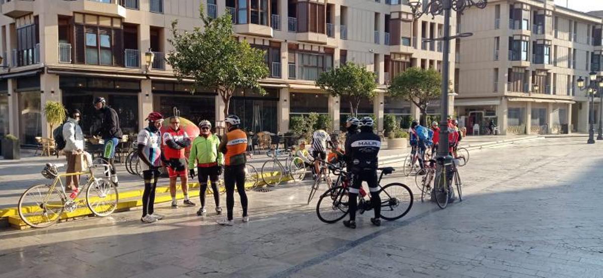 Grupo de ciclistas antes de la salida junto a la basílica de Santa María. | INFORMACIÓN