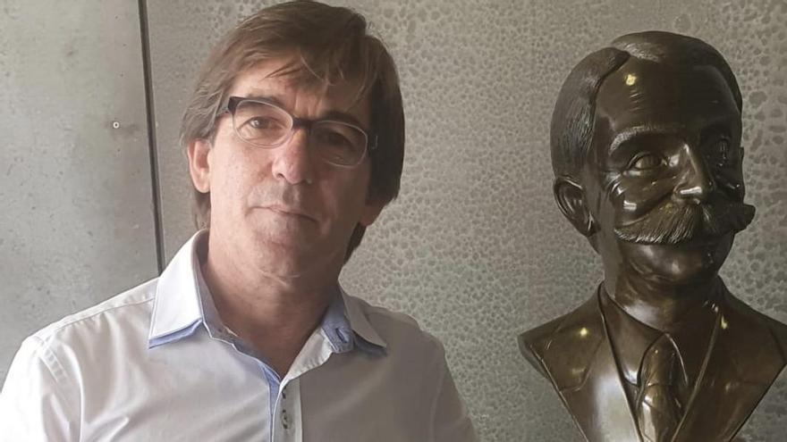 José Andrés Ibáñez junto al busto del fundador de los Juegos Olímpicos modernos, Pierre de Coubertin