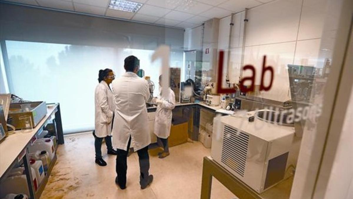 EN EL LABORATORIO. Un grupo de investigadores en una de las salas de las instalaciones del centro de investigación Leitat en Terrassa.