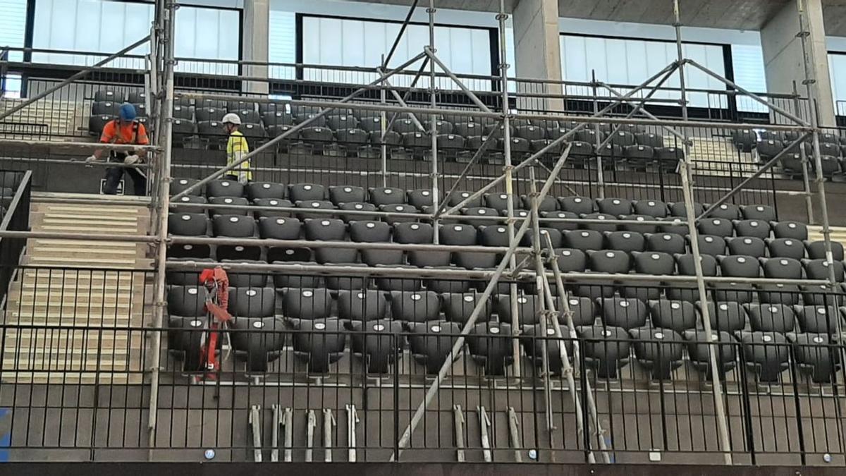 Los operarios iniciaron ayer el montaje de los andamios para arreglar la cubierta del CTD y, posteriormente, el parqué.