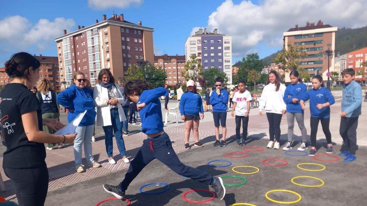 Niños jugando en la plaza del Conceyín