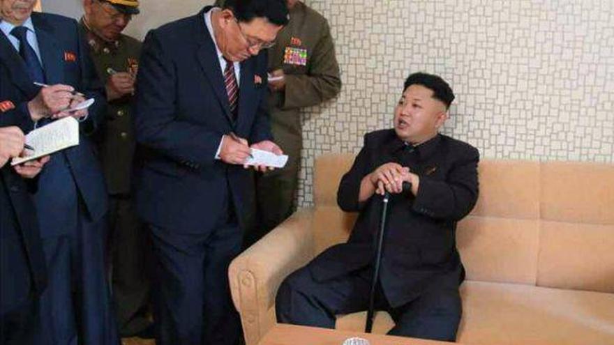 Kim Jong-un reaparece con un bastón