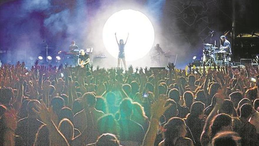 Amaral brilla a lo grande con sus canciones en el festival chanclas